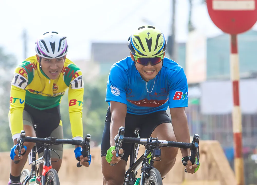 Lê Nguyệt MInh đang thoát đi cùng Tấn Đại. Ảnh: Hoàng Hùng