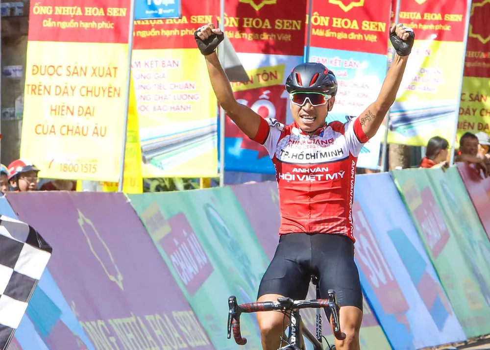 Mai Nguyễn Hưng ăn mừng tại đích đến. 