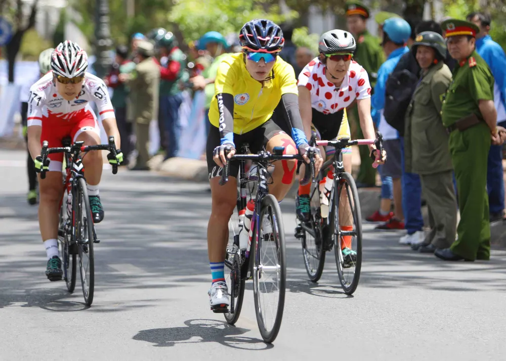 Chiến thuật đổi áo vàng tuyệt vời của các cô gái An Giang ảnh 2