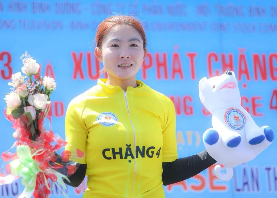 Thu Mai đang mặc chiếc áo vàng sau 4 chặng. 