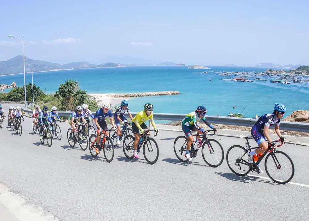 Áo vàng Thu Mai rơi vào tình trạng báo động ảnh 1