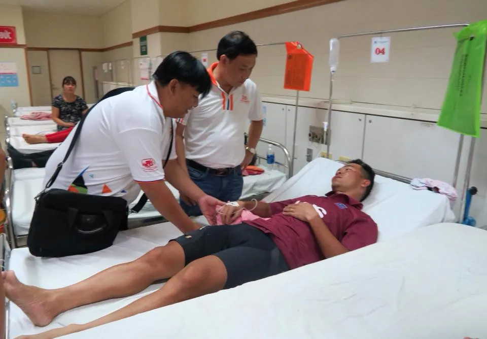 Nhà tài trợ Tôn Đông Á vào thăm động viên Lê Văn Duẩn.