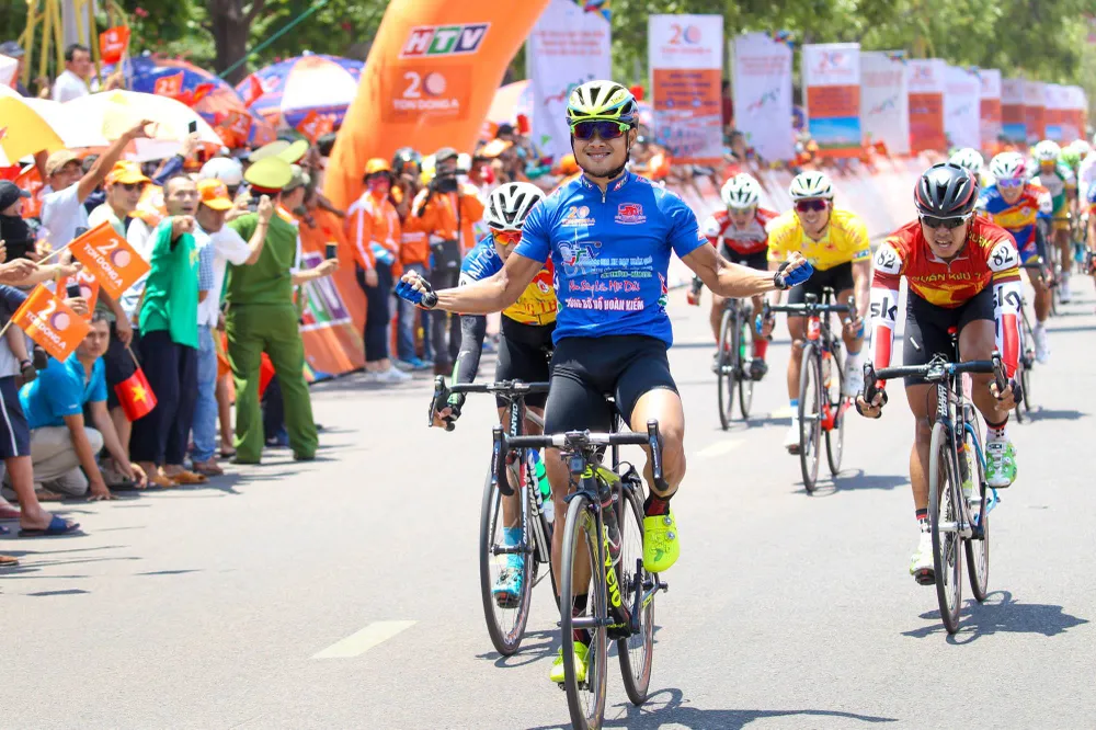 Minh Luận gãy xương đòn vai, VUS TPHCM lâm nguy ảnh 2