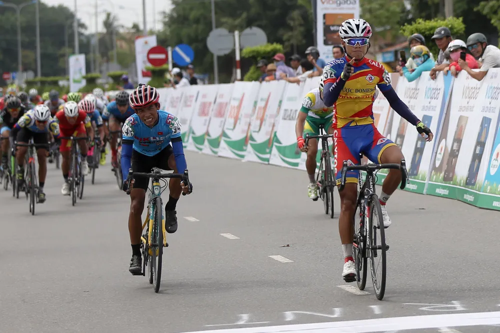 Phan Hoàng Thái vui mừng khi về đích. Ảnh: DƯ HẢI