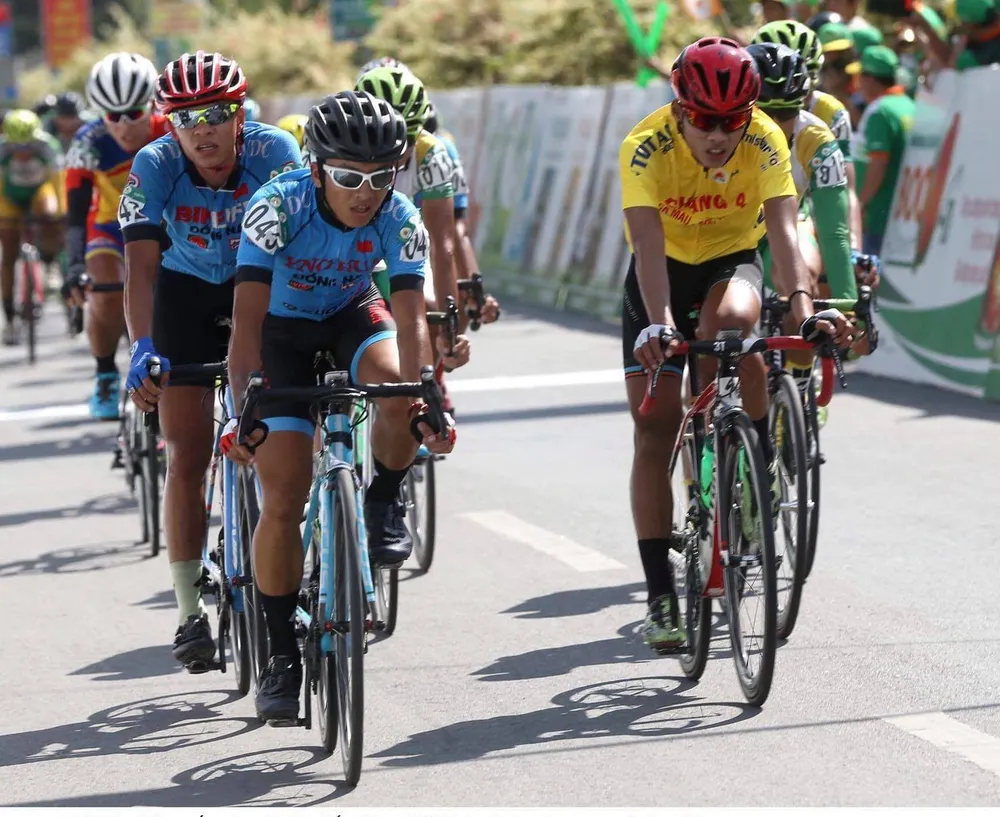 Chiếc áo vàng Quách Tiến Dũng trong vòng vây của các tay đua Bike Life Đồng Nai. 