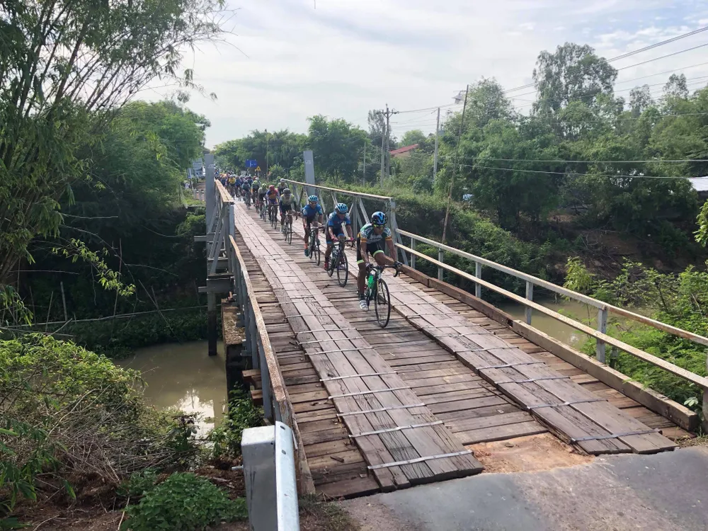 Bánh xe “sụp” rãnh cầu, vài tay đua rời đường chạy ảnh 1