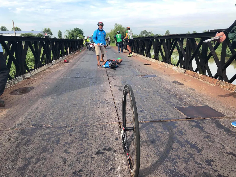 Chiếc bánh xe dính vào rãnh cầu. 