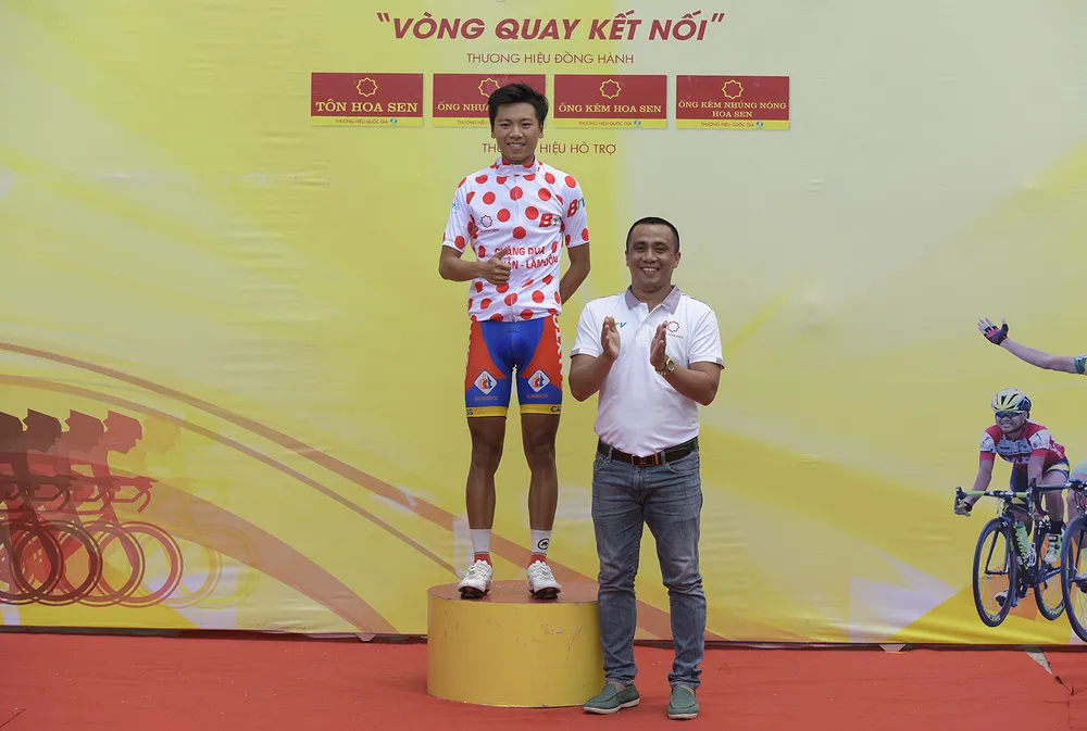 Phan Hoàng Thái với chiếc áo đỏ chính thức. 