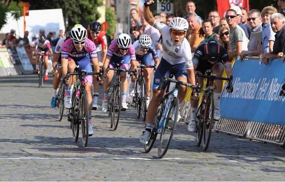 Nguyễn Thị Thật đoạt áo vàng giải xe đạp ở Bỉ ảnh 1