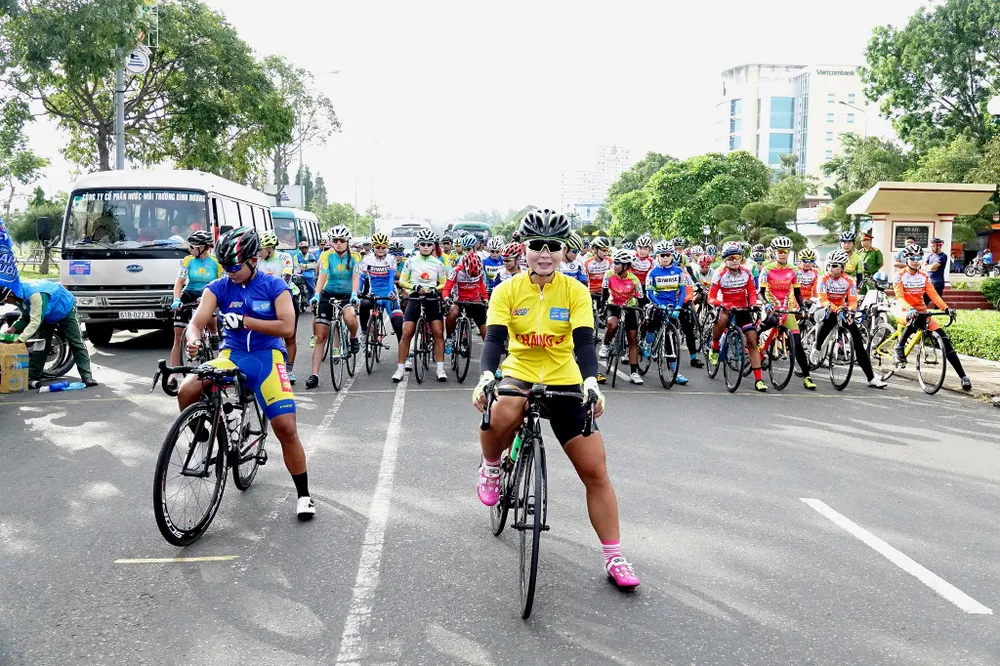 Tay đua Jutatip cầm chắc chiếc áo xanh ảnh 1