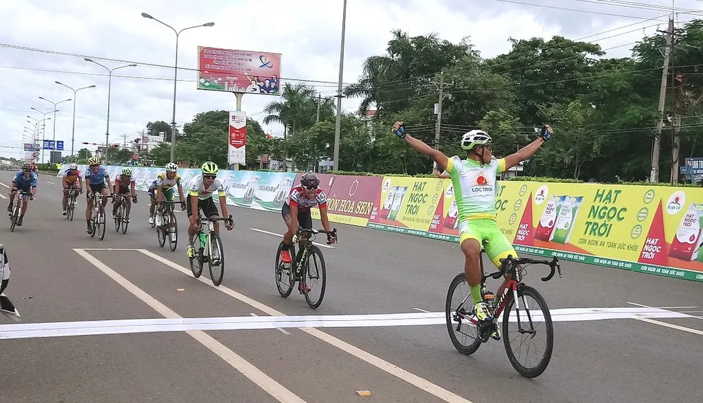 Trịnh Đức Tâm ăn mừng tại đích đến.