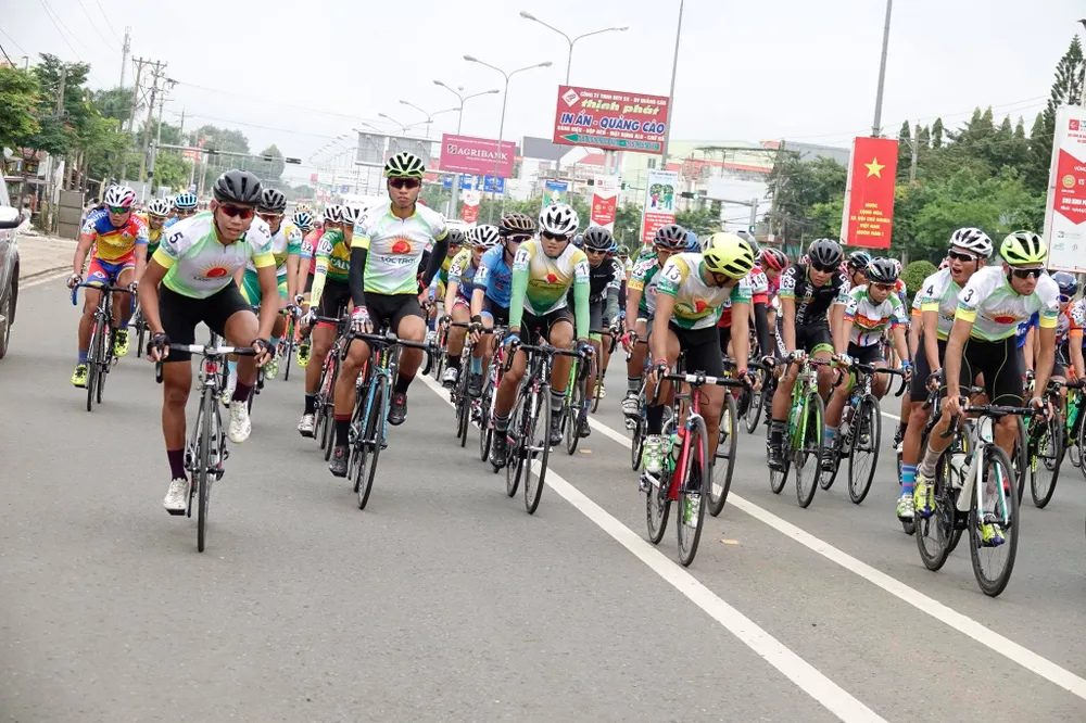 Trịnh Đức Tâm đòi lại áo vàng và “cuỗm” luôn áo xanh ảnh 1