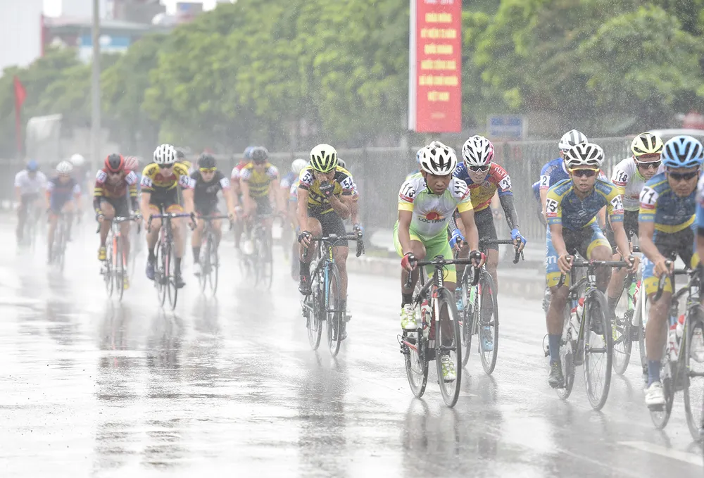 Giải xe đạp quốc tế VTV 2018: Áo vàng đổi chủ ở chặng đua tốc độ “chóng mặt” ảnh 1