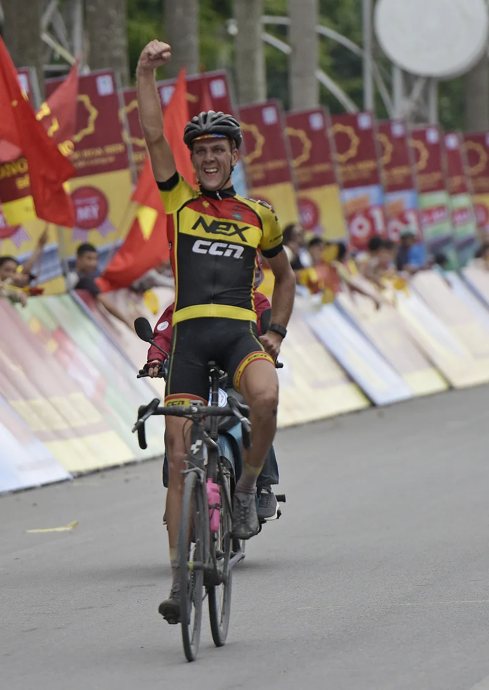 Giải xe đạp quốc tế VTV 2018: Áo vàng đổi chủ ở chặng đua tốc độ “chóng mặt” ảnh 2