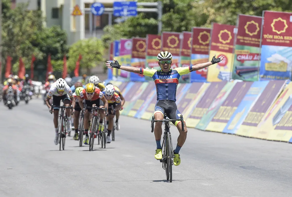 Đắc Thời lấy áo vàng ảnh 1