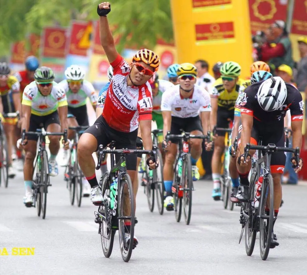 Lê Văn Duẩn ăn mừng chiến thắng. 