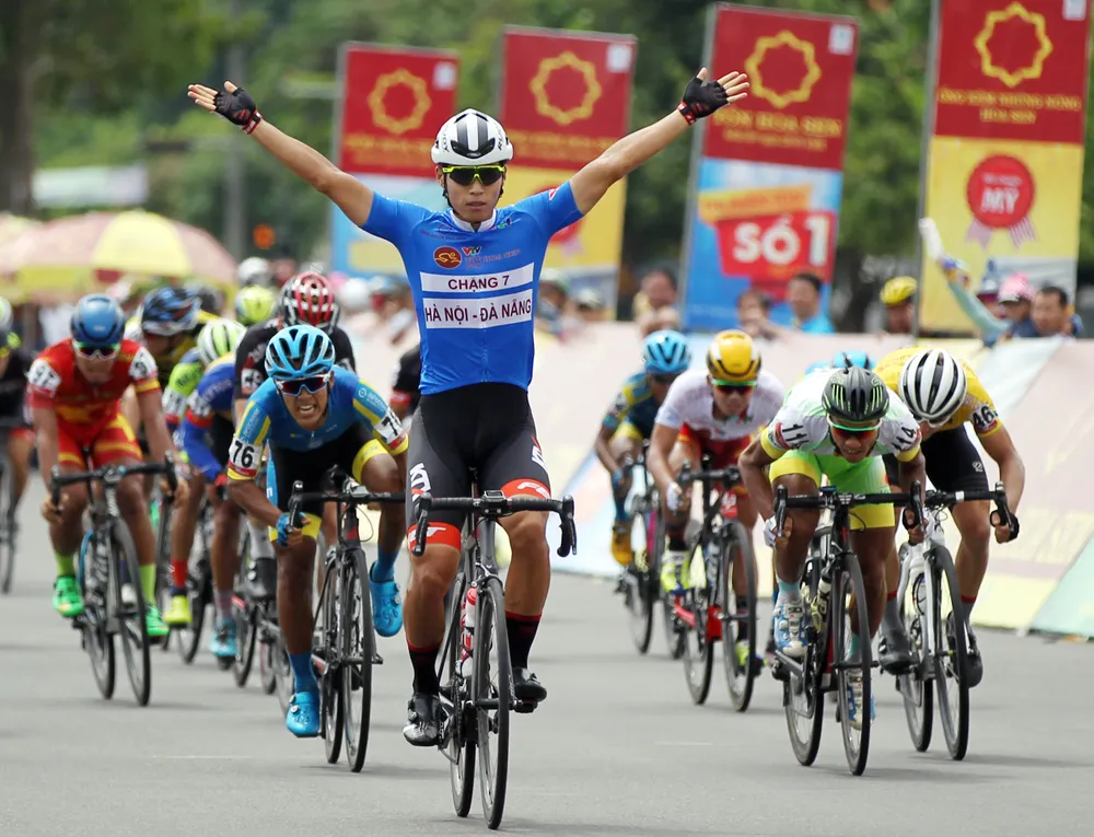 Tay đua Im Jaeyeon ăn mừng chiến thắng. 