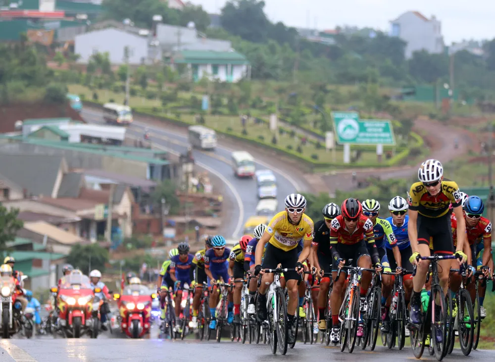 Làm máy kéo hơn 120 km, Javier vẫn không đánh được áo vàng ảnh 1