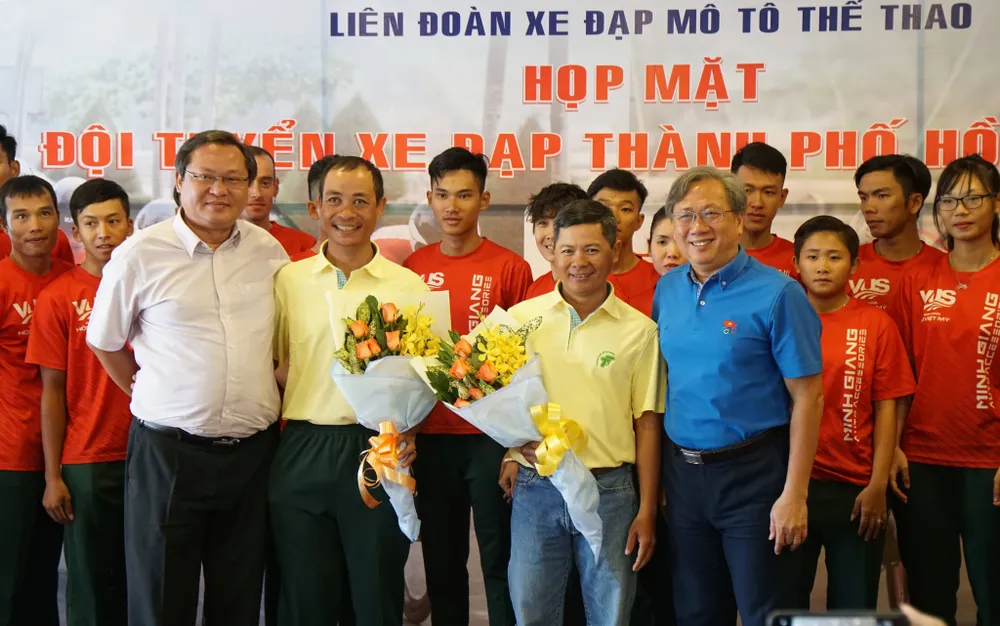 Đội xe đạp VUS TPHCM ra mắt ngoại binh Javier ảnh 1