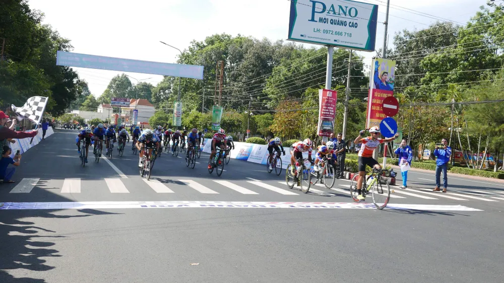Giải xe đạp Nam Kỳ Khởi Nghĩa 2018: Lê Nguyệt Minh dễ dàng thắng chặng ảnh 1