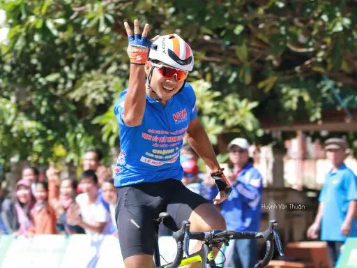 Lê Nguyệt Minh giơ 4 ngón tay ăn mừng chiến thắng thứ 4. Ảnh: Huỳnh Văn Thuận 