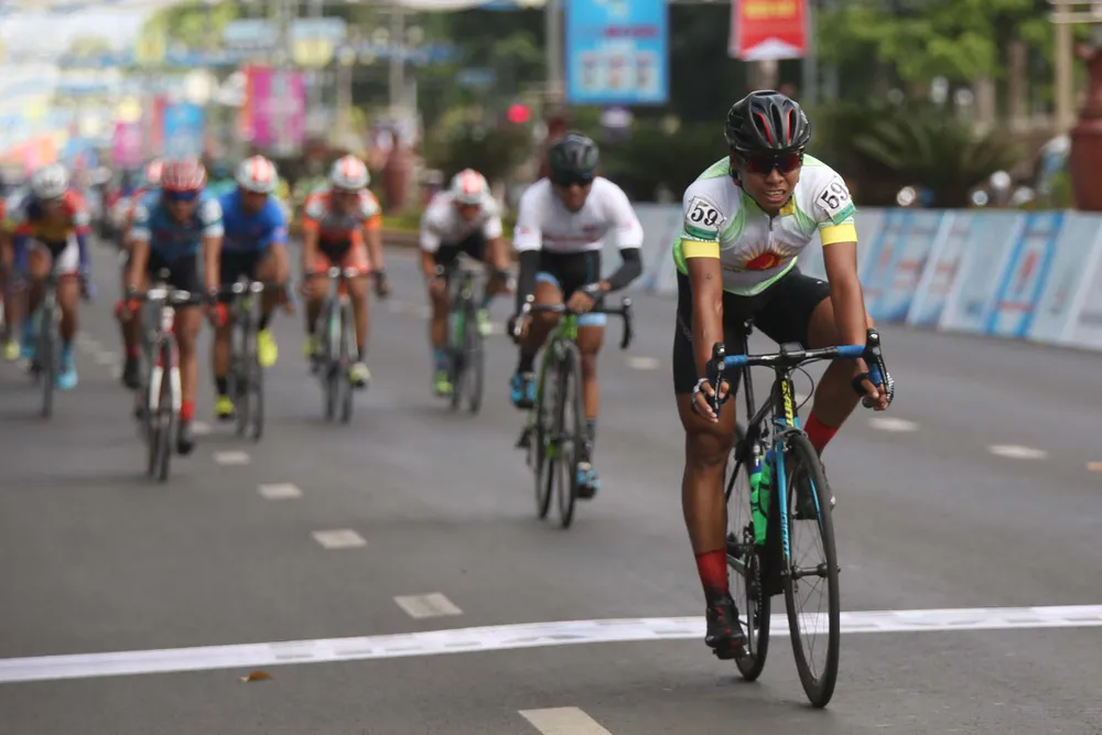 Cú hoán chuyển áo vàng khó tin của VUS TPHCM ảnh 1