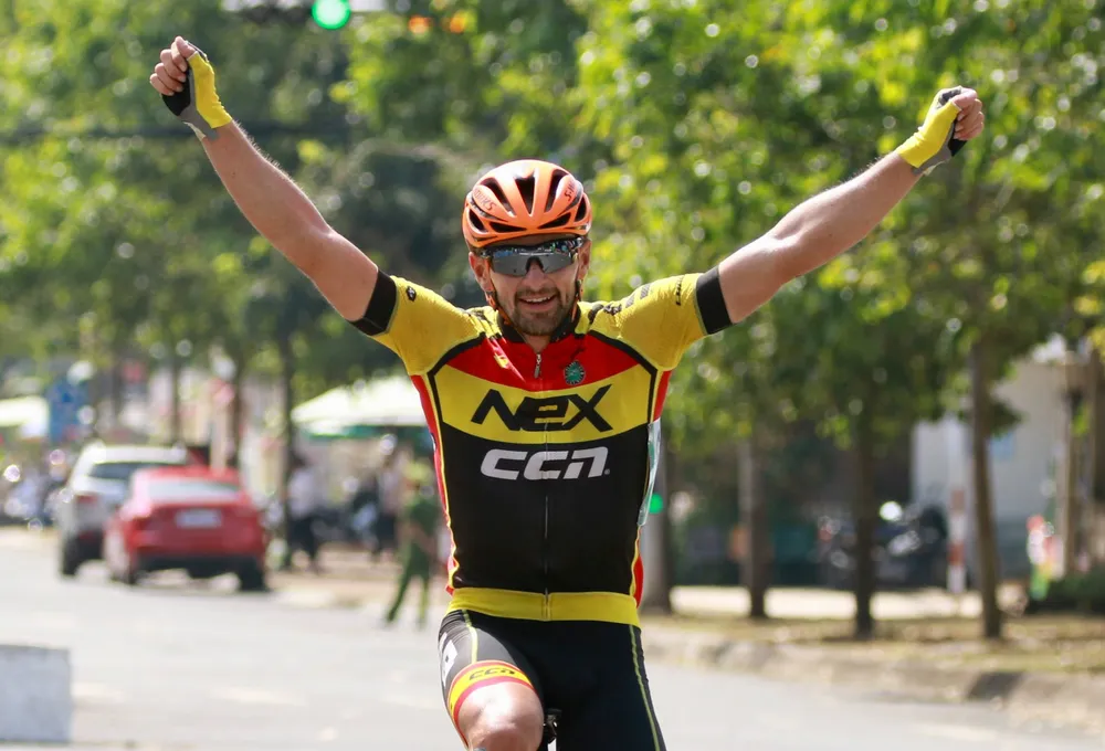 Phan Hoàng Thái chạm đỉnh chiếc áo đỏ ảnh 2