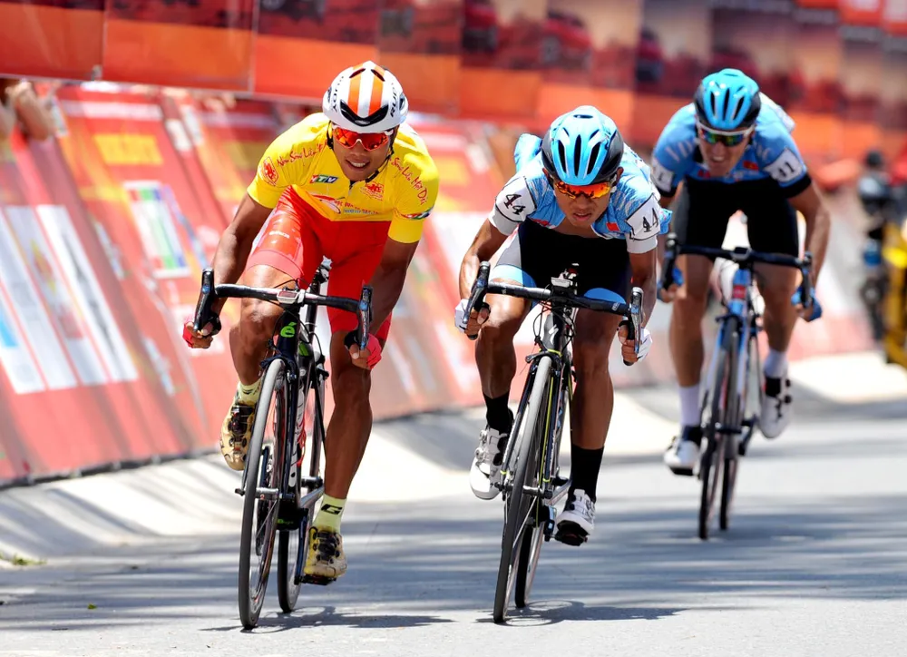 Cúp xe đạp Truyền hình: Nguyễn Trường Tài đổi áo vàng sang cho Javier ảnh 1