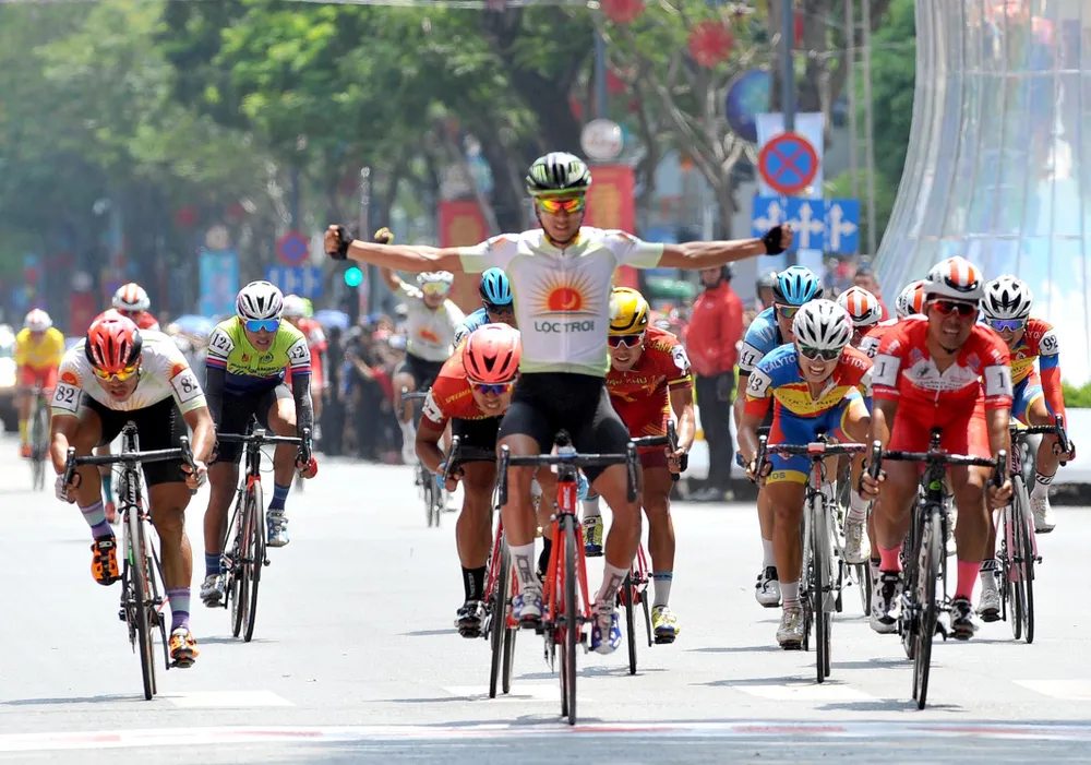 Các tay đua TPHCM thắng lớn tại giải xe đạp Cúp Truyền hình ảnh 1