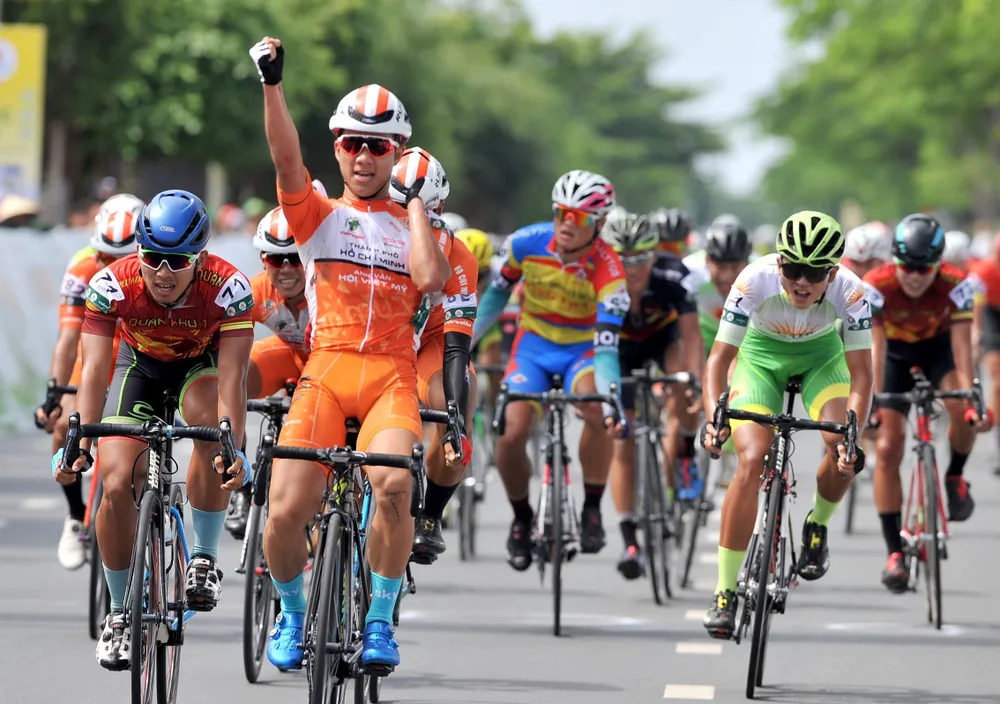 Pha ăn mừng chiến thắng của Nguyễn Văn Bình. Ảnh: NGUYỄN NHÂN