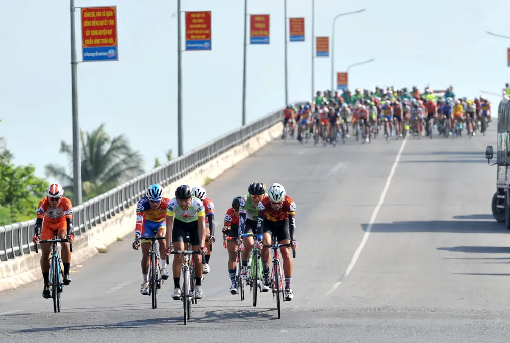 Giải xe đạp Về Nông Thôn: Endenrbat độc diễn ngoạn mục lật đổ áo vàng ảnh 2