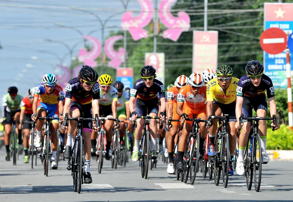 Giải xe đạp Về Nông Thôn: Văn Bình bảo vệ áo xanh trước sự tấn công của Duy Nhân ảnh 2