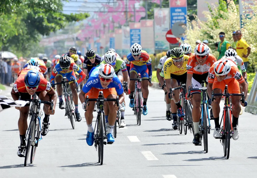 Giải xe đạp Về Nông Thôn: Văn Bình bảo vệ áo xanh trước sự tấn công của Duy Nhân ảnh 1