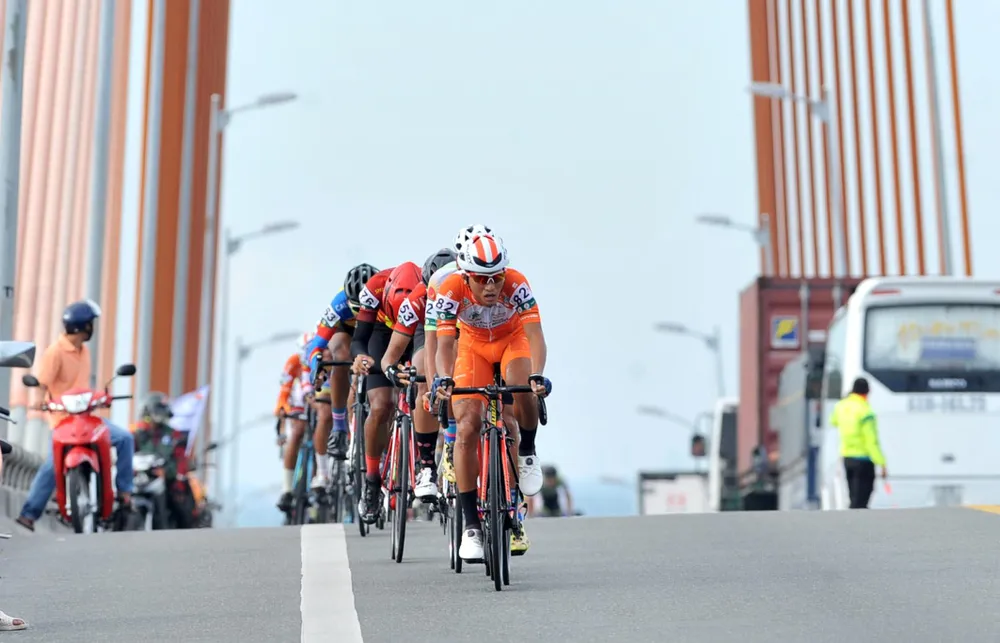 Giải xe đạp Về Nông Thôn: TPHCM tung “chiêu” bảo vệ áo xanh cho Nguyễn Văn Bình ảnh 1