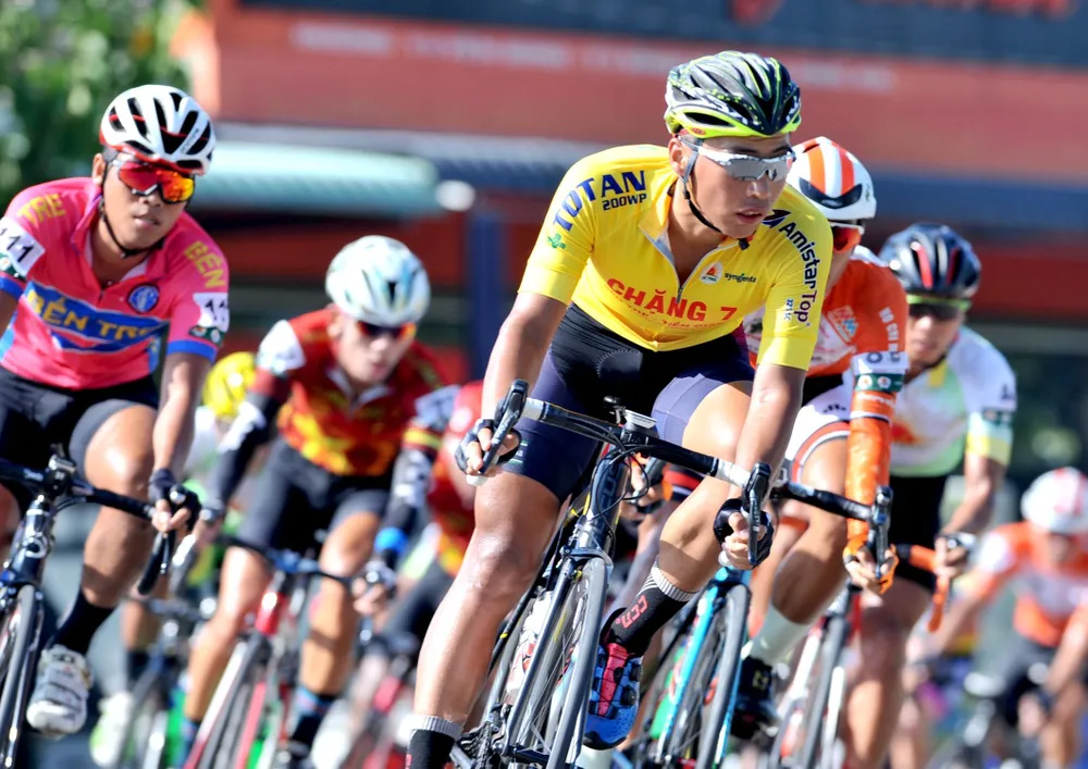 Giải xe đạp Về Nông Thôn: Nguyễn Văn Bình đánh bại Duy Nhân gia tăng điểm áo xanh ảnh 1