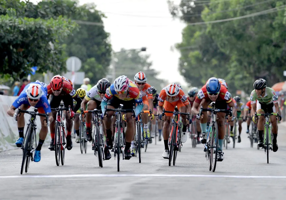 Pha tranh nước rút mà Duy Nhân đã thua Văn Bình. Ảnh: Nguyễn Nhân