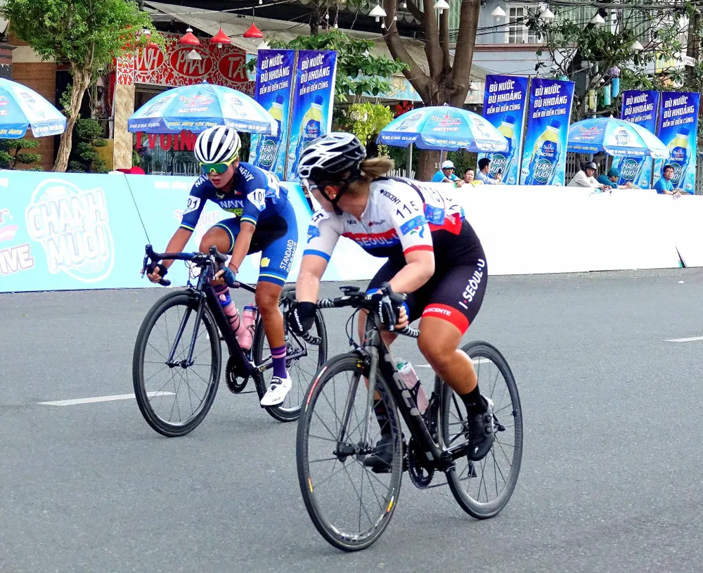 Cuộc đua xe đạp nữ Truyền hình An Giang 2019: Á quân SEA Games Som Net bứt phá chặng đầu ảnh 1