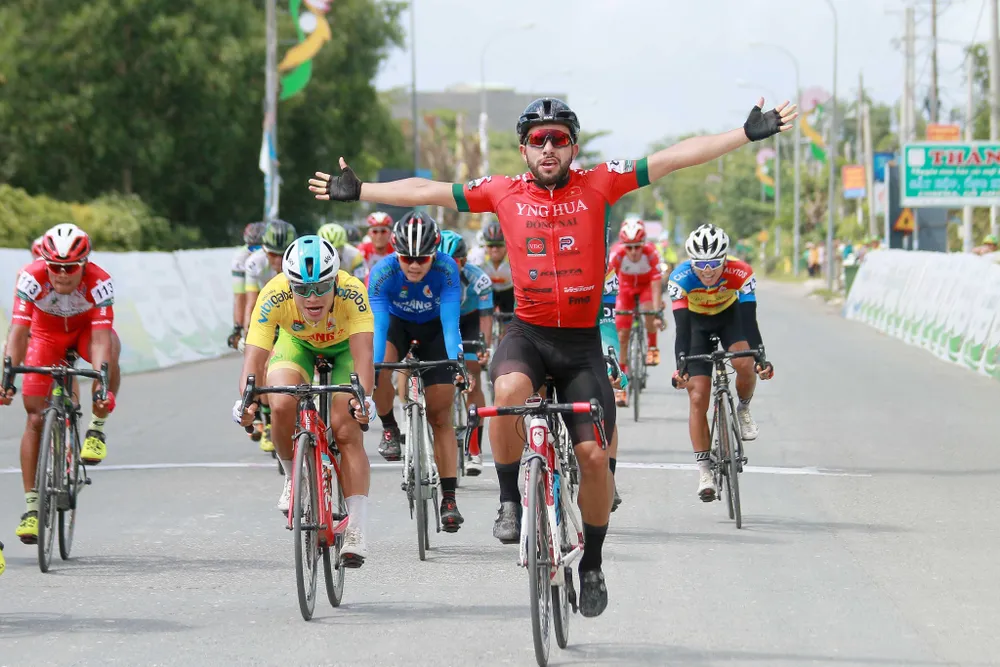 Jordan Parra đã giúp Ynghua Đồng Nai lần đầu tiên có áo vàng, áo xanh. 