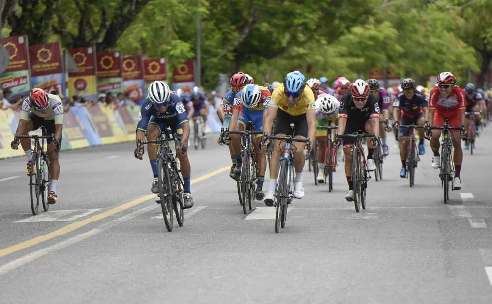 Giải xe đạp quốc tế VTV Cúp: Tay đua Hàn Quốc IM Jaeyeon đòi lại cả áo vàng lẫn áo xanh