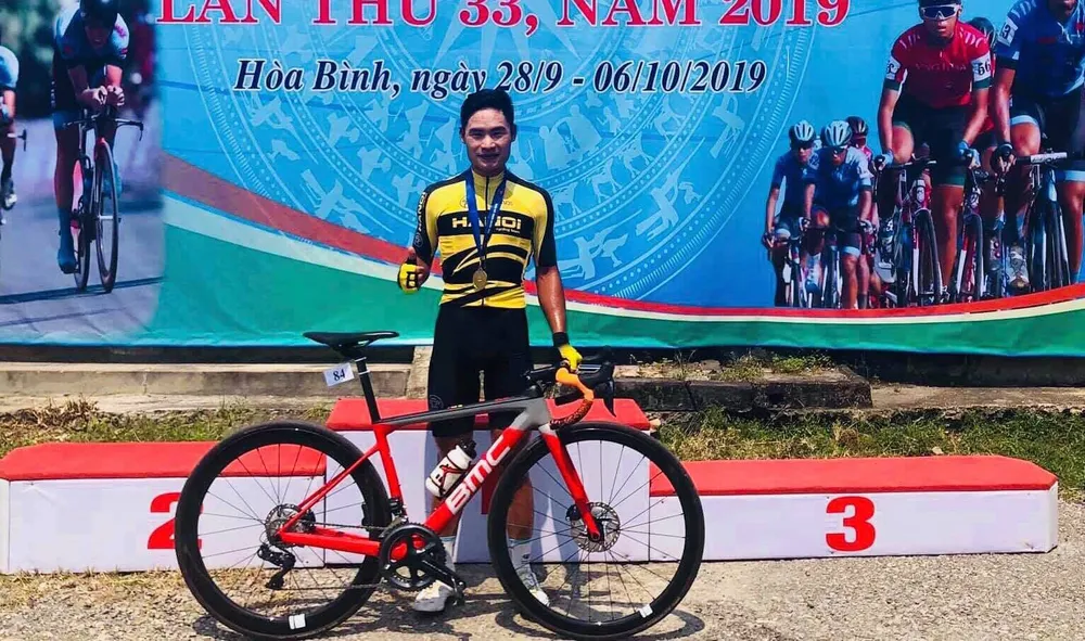 Tay đua Quàng Văn Cường với chiếc HCV thứ 3 cho riêng mình. 
