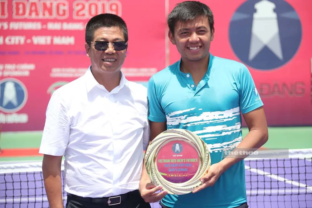 Lý Hoàng Nam nhận phần thưởng cho vị trí á quân. 