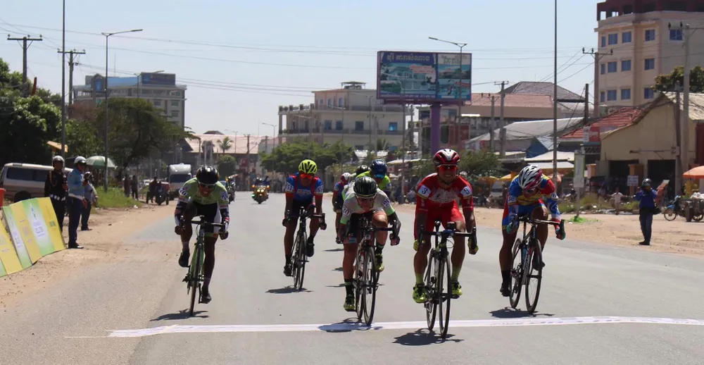 Lê Nguyệt Minh cán đích đầu tiên