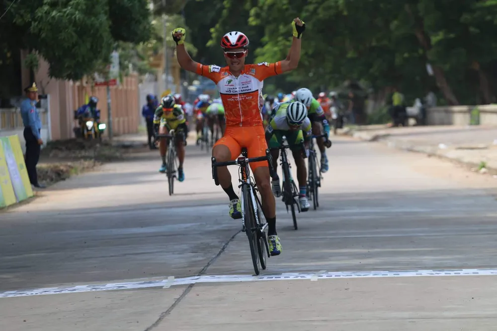 Nguyễn Dương Hồ Vũ cán đích đầu tiên ở chặng 4