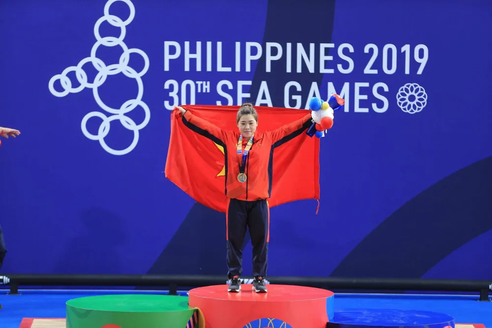Lực sỉ Hoàng Thị Duyên với chiếc HCV SEA Games. Ảnh: Dũng Phương