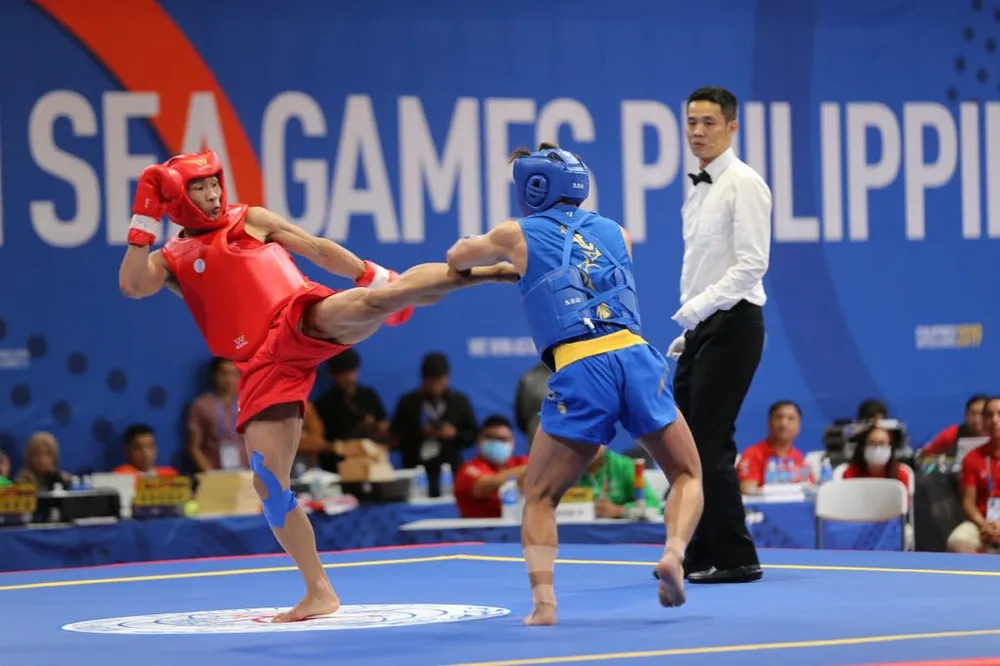 Võ sĩ Bùi Trường Giang (giáp đỏ) với cú đá tấn công đối thủ. Ảnh: DŨNG PHƯƠNG