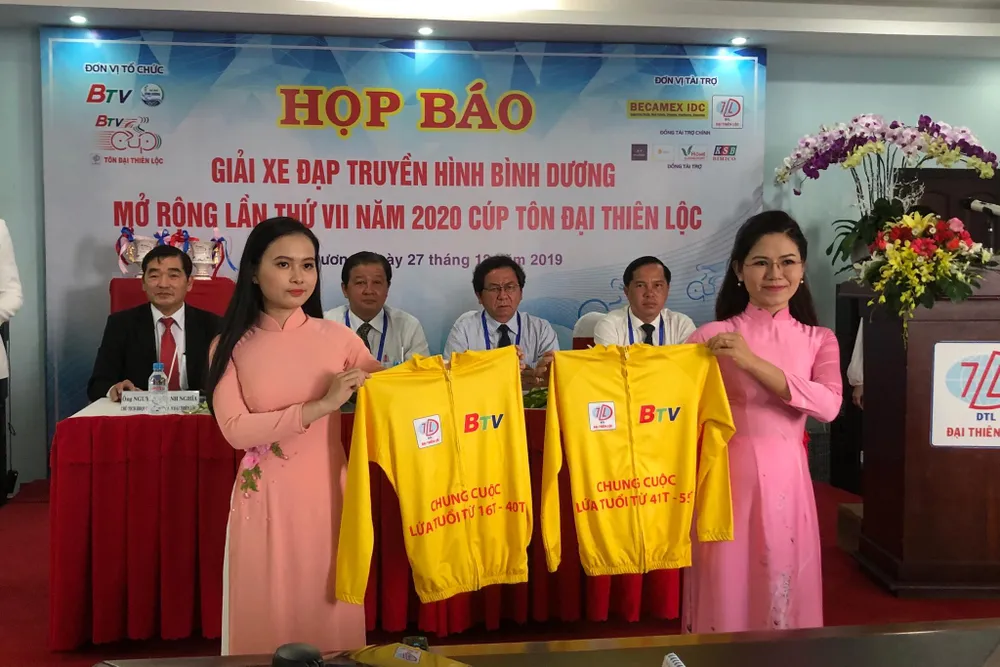 Ban tổ chức giới thiệu chiếc áo vàng chung cuộc. 