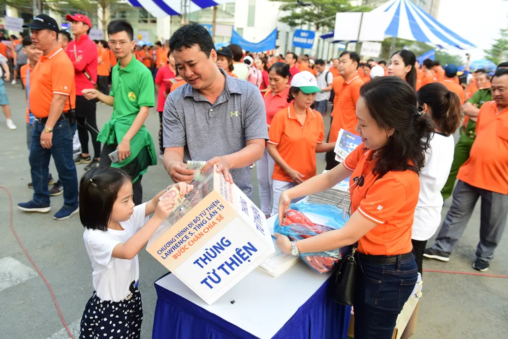 Hơn 15.000 người tham dự chương trình đi bộ từ thiện Lawrence S. Ting giúp đỡ người nghèo ảnh 1