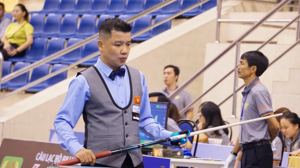 Cơ thủ Nguyễn Đức Anh Chiến đang tính toán đường bi. 