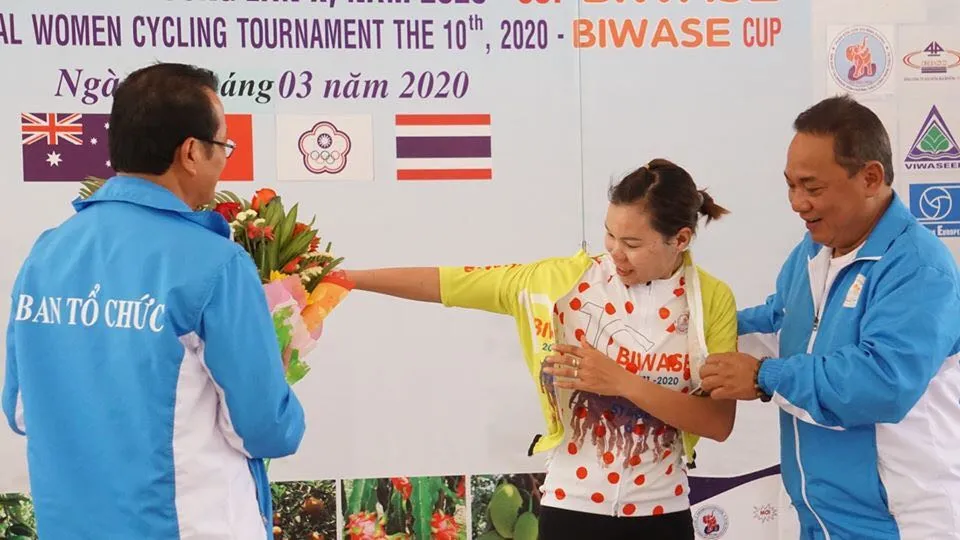 Như Quỳnh cầm chắc chiếc Áo đỏ giải xe đạp nữ quốc tế Bình Dương ảnh 1