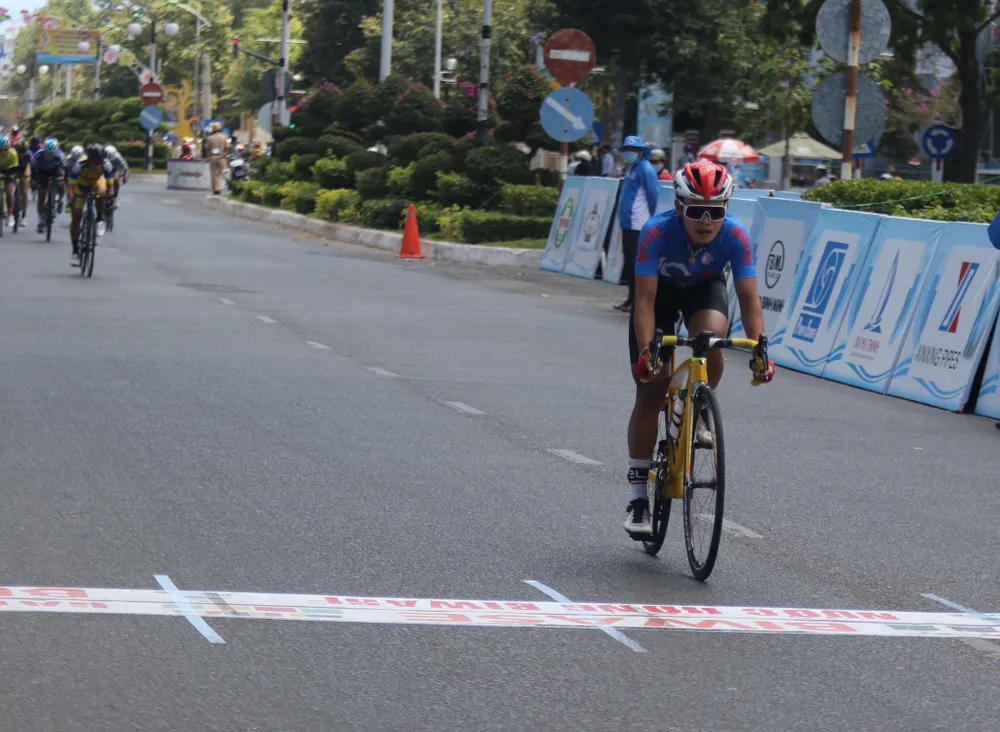 Như Quỳnh cầm chắc chiếc Áo đỏ giải xe đạp nữ quốc tế Bình Dương ảnh 2